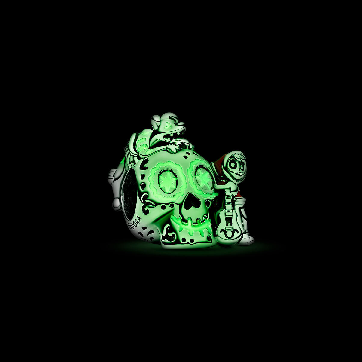 PANDORA_Disney Pixar Coco Miguel & Dante Glow-in-the-dark Totenkopfcharm_792817C01_59,00 Euro (1)