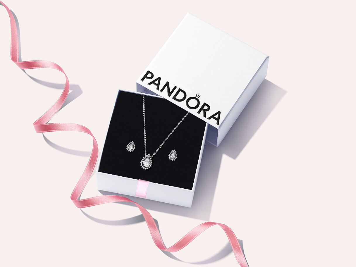 Pandora_Styled Packshot_Gift Set_Timeless_Cycle G_2023 (2)